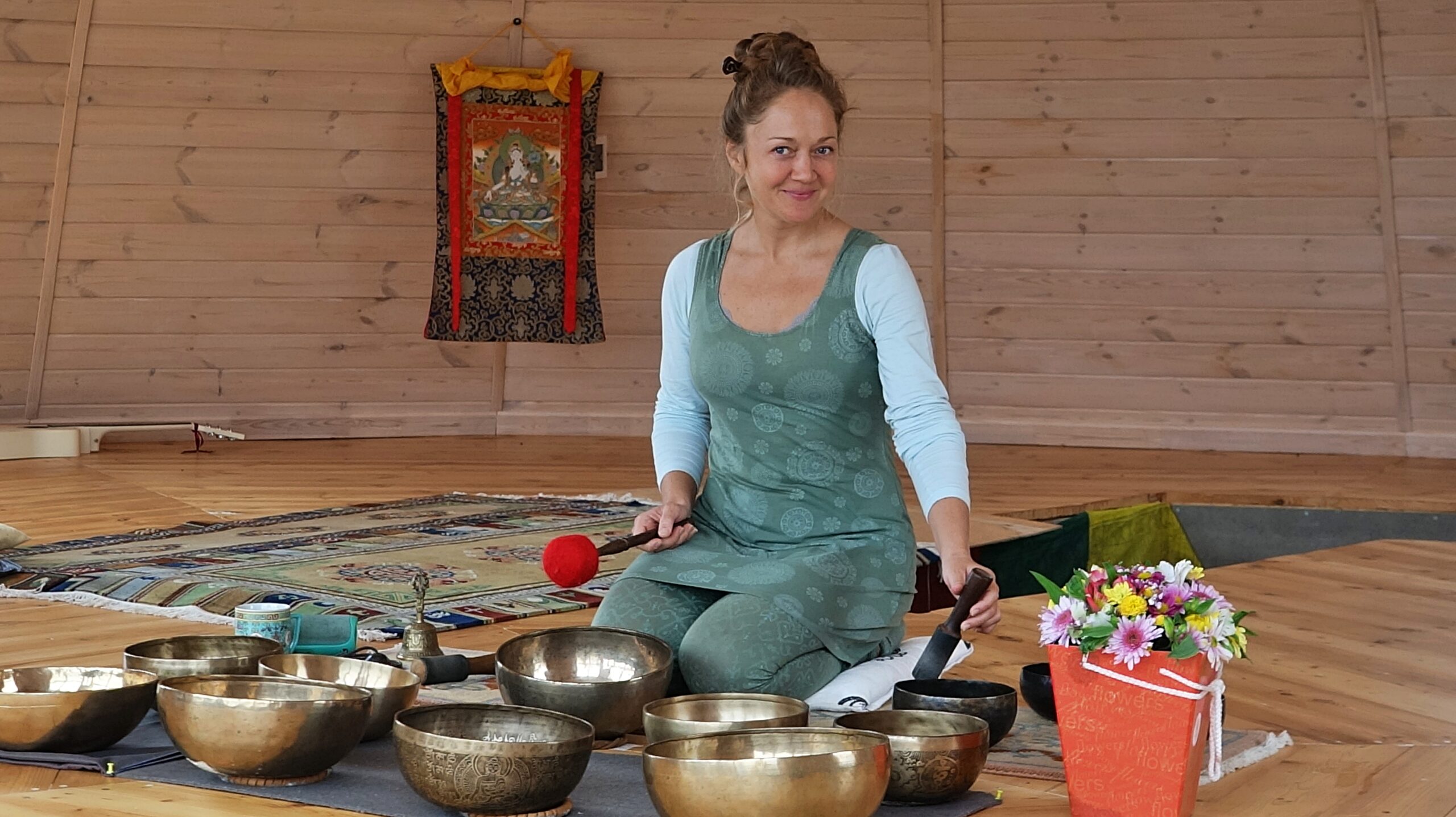 Использование стиков для поющих чаш, Школа звуко-резонансной терапии